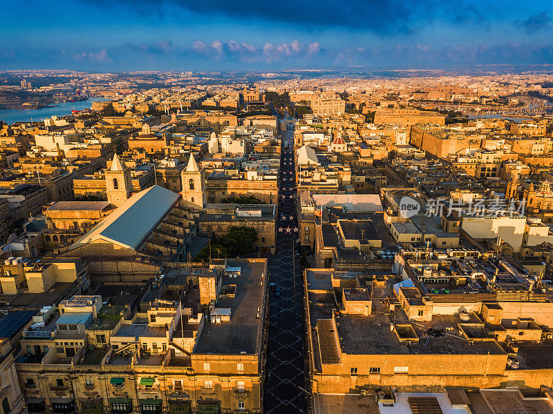 马耳他瓦莱塔——从上面的Triq Ir-Repubblika，狭窄的商业街，俯瞰瓦莱塔古城的日出
